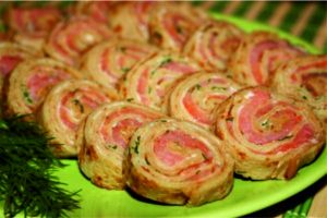 Рулетики з лососем