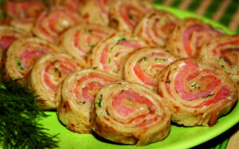 Рулетики з лососем