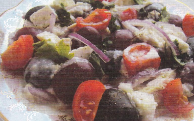 Салат з куркою, виноградом і маслинами