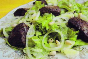 Салат з курячою печінкою