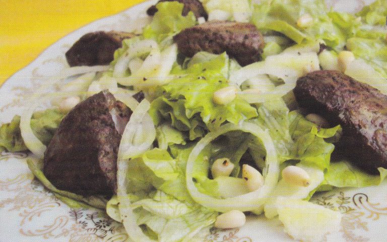Салат з курячою печінкою