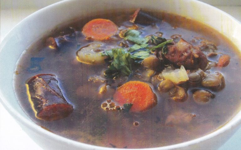 Сочевичний суп з ковбасками