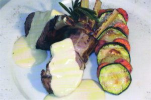 Каре ягняти з овочами і "Білим соусом"