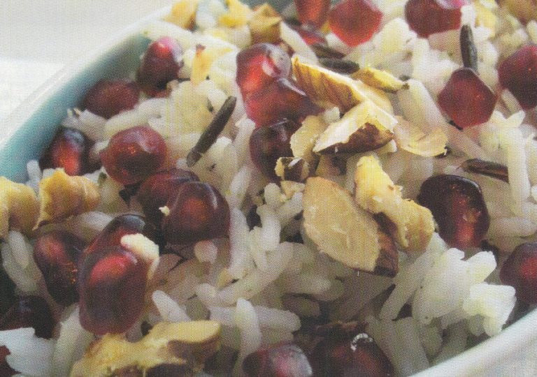 Рис з гранатом і горіхами