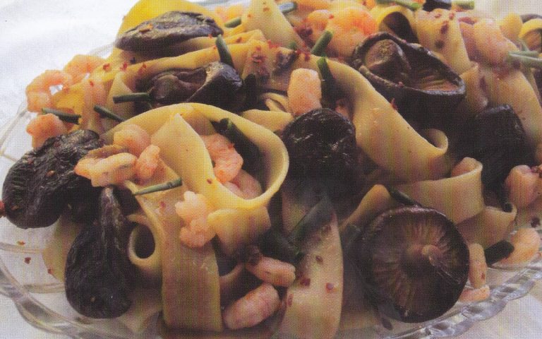 Локшина з грибами і креветками