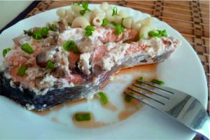 Копчений оселедець у грибному соусі