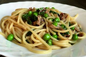 Спагеті під кавово-вершковим соусом з грибами