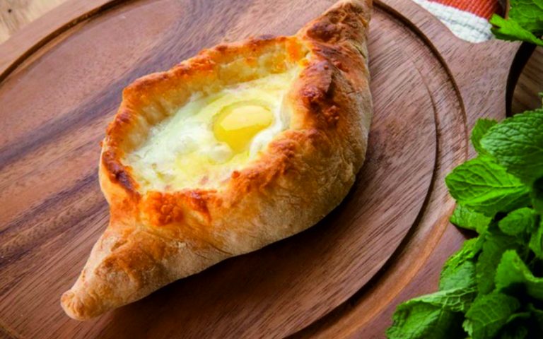 Хачапурі по-аджарськи