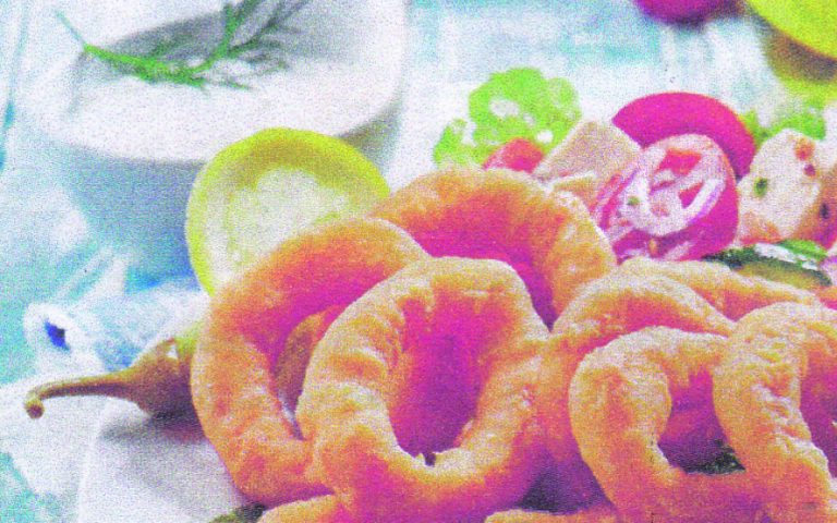 кільця кальмарів з соусом