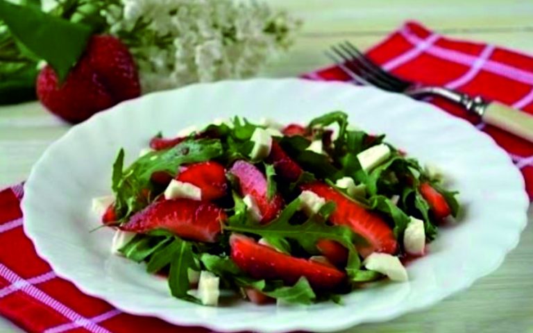 Салат з полуниці і руколи