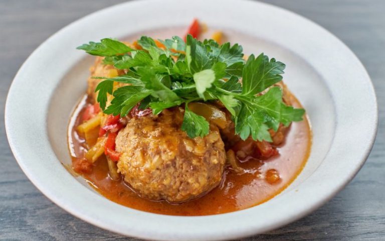 фрикадельки в соусі