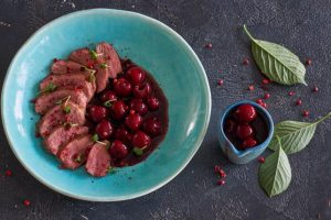 курка з черешневим соусом