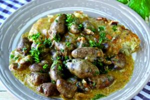 Курячі сердечка з картоплею і грибами в сирному соусі
