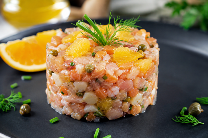 Тартар з лосося і морепродуктів