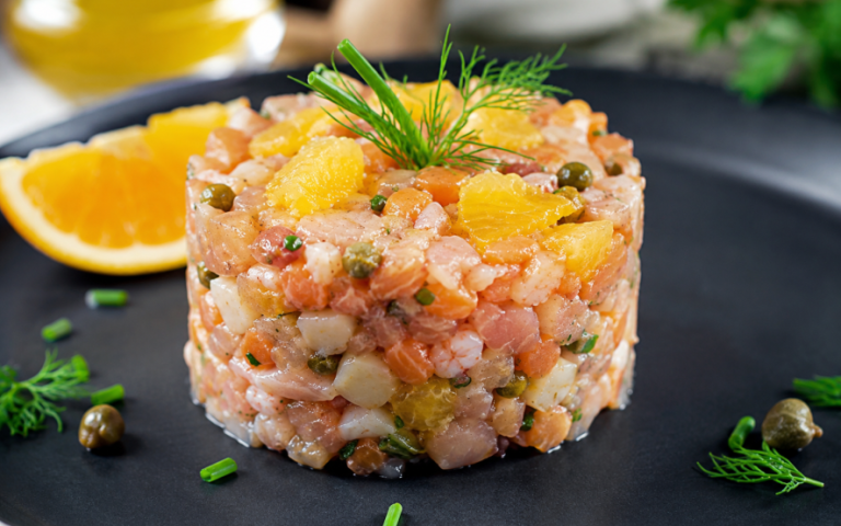 Тартар з лосося і морепродуктів